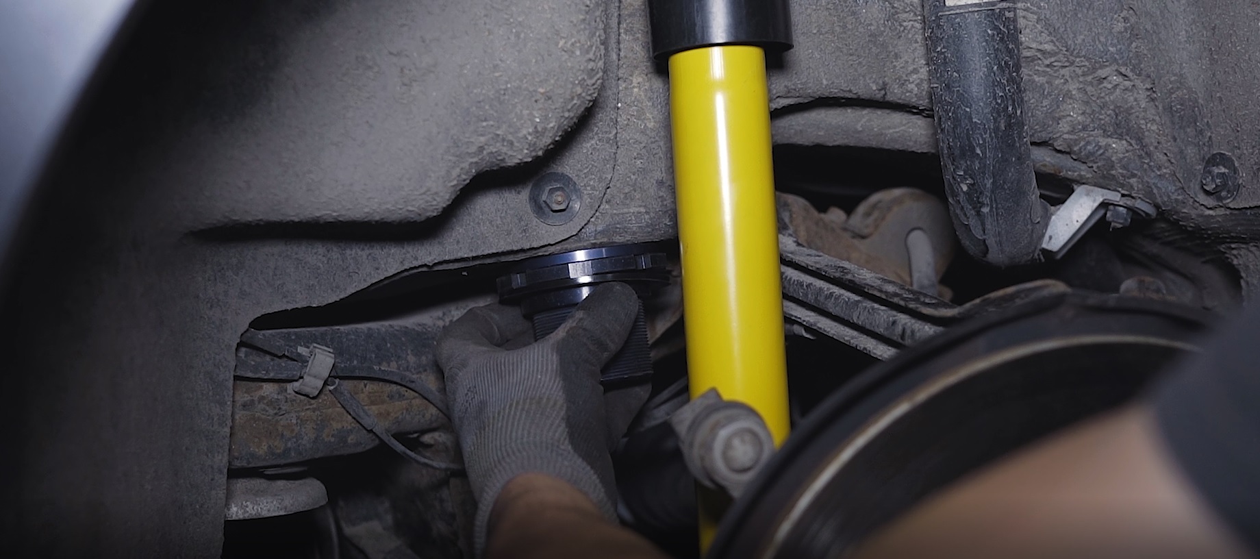 How to assemble a coilover suspension in BMW E90?